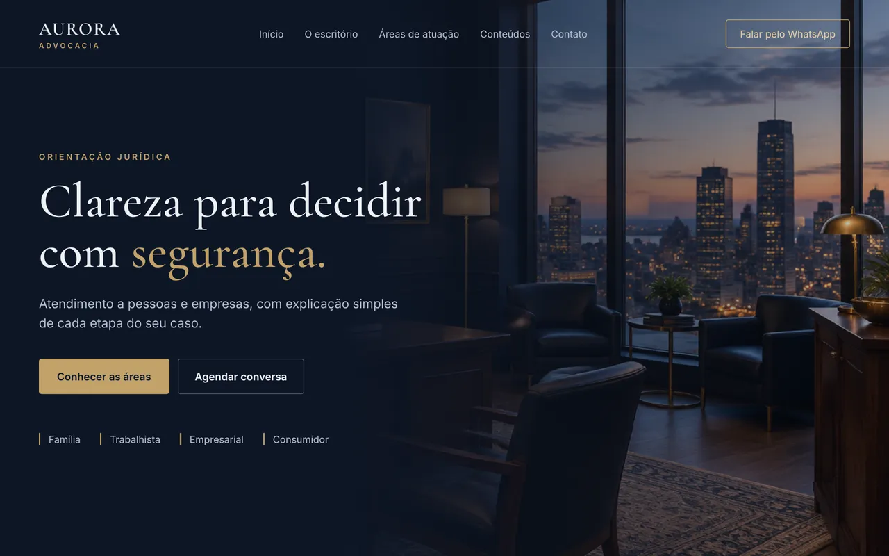Modelo fictício de site para escritório de advocacia: azul-marinho e dourado